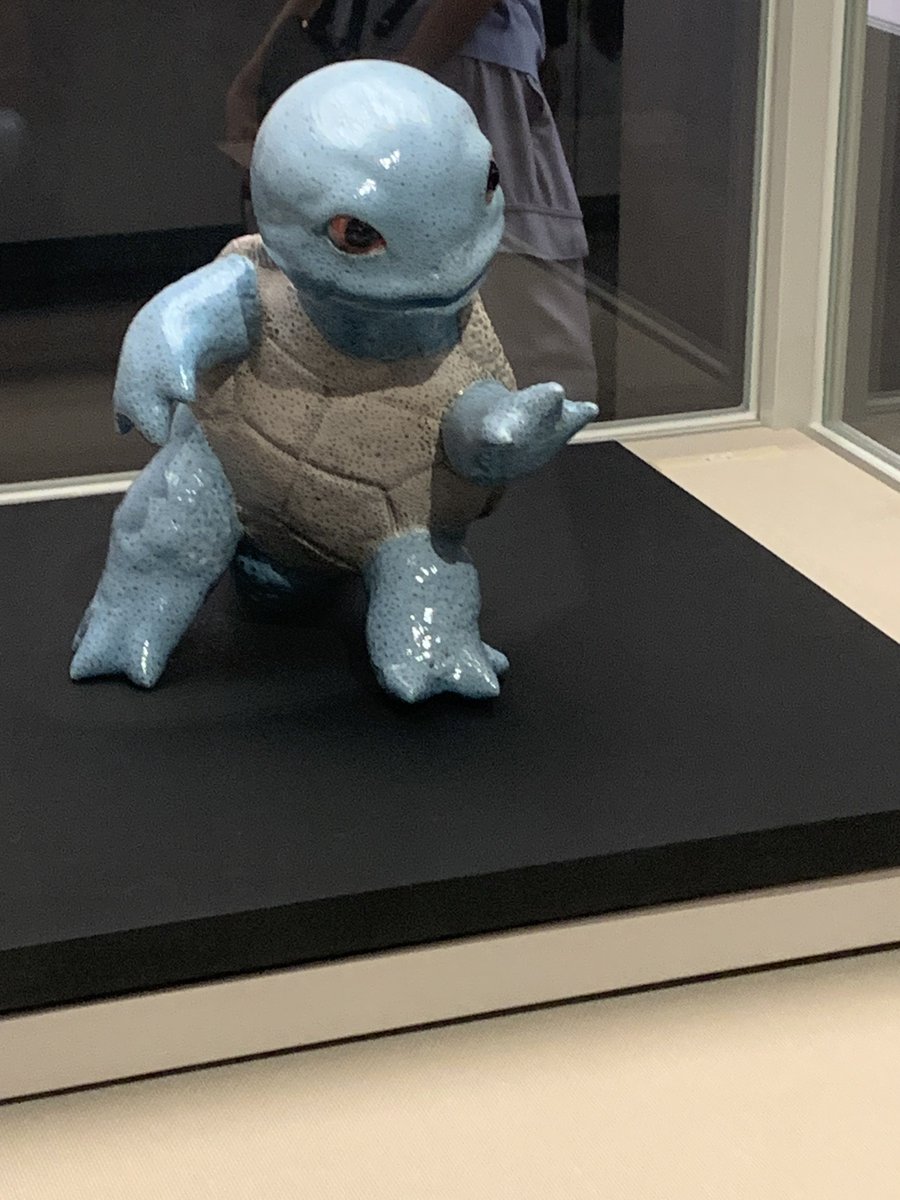 kathy_spl's tweet photo. お昼はポケモン工芸展
ライブ以外ほぼノープランで来たけどええもんやっとるやん！と広島県立美術館へ🚶‍♀️
このドラパルトなんかすごく好き…ポストカードも買ってしまった
シャワーズ、というかブイズみんな猫感強い🐈
ココガラを何やかんやしてアーマーガアにできるすごい作品
妖怪みの強いゼニガメ https://t.co/0eF6Z4nB6T
