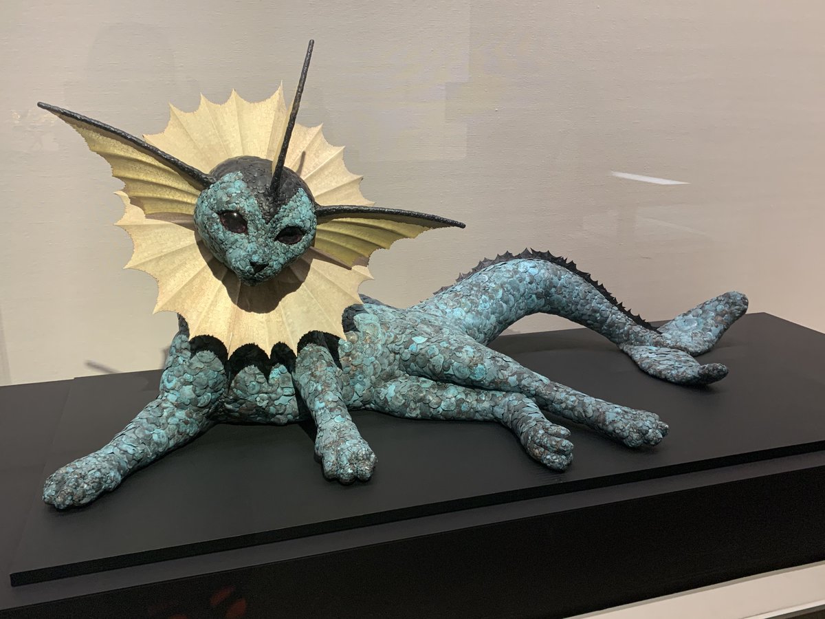 kathy_spl's tweet photo. お昼はポケモン工芸展
ライブ以外ほぼノープランで来たけどええもんやっとるやん！と広島県立美術館へ🚶‍♀️
このドラパルトなんかすごく好き…ポストカードも買ってしまった
シャワーズ、というかブイズみんな猫感強い🐈
ココガラを何やかんやしてアーマーガアにできるすごい作品
妖怪みの強いゼニガメ https://t.co/0eF6Z4nB6T