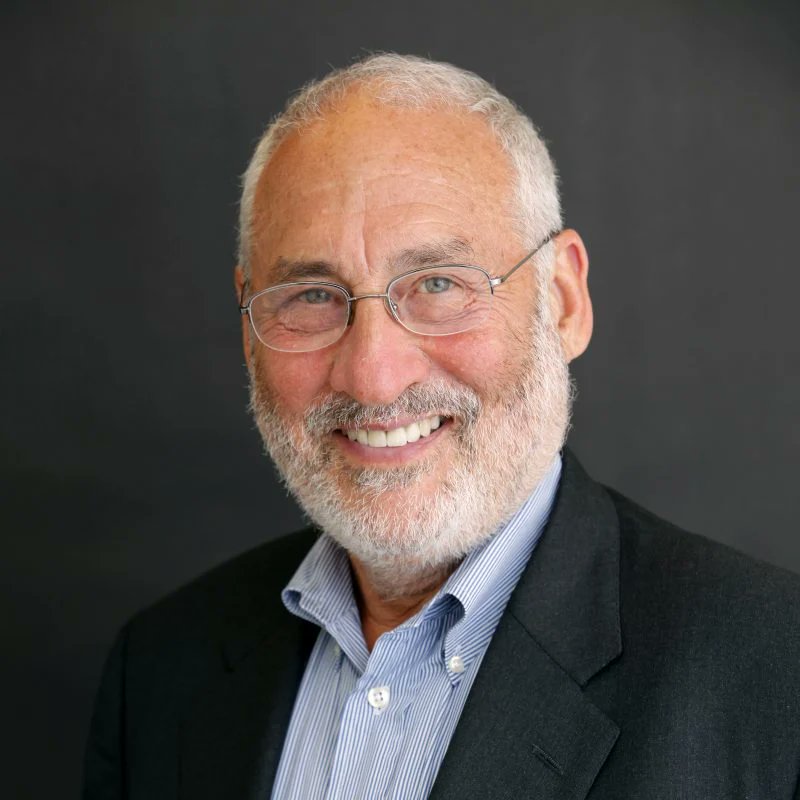 Apu_elrojo's tweet photo. Foto izq: Joseph Stiglitz, 83 años, Premio Nobel de Economía. Opina que el Gobierno de Sánchez lo está haciendo muy bien y que un Gobierno de PP y Vox sería un desastre.

Foto derecha: El youtuber El Xokas, 35 años, sin estudios conocidos. Opina que el Gobierno es una mierda y vivimos en una dictadura.

Elige tu propia aventura.