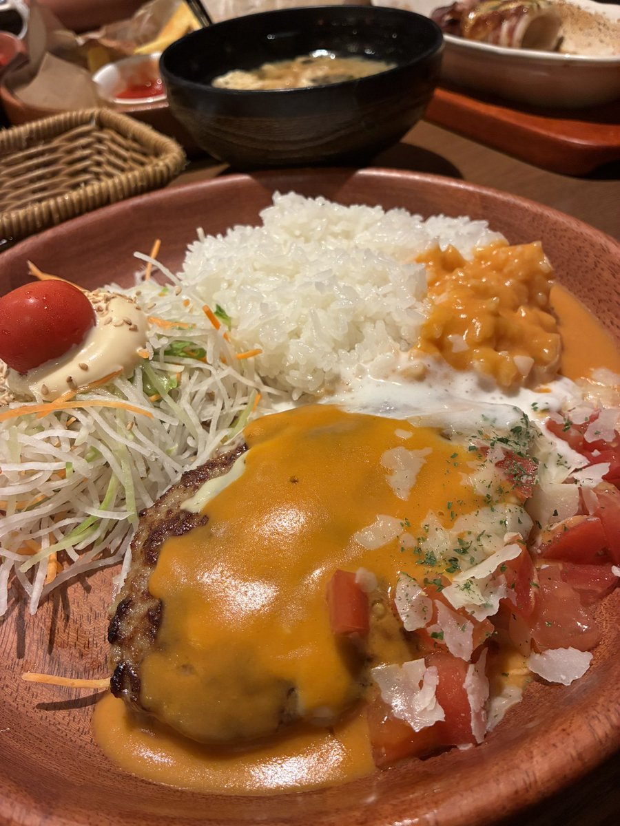 si_sandesu's tweet photo. 夜ごはん

ガーリック香る
トマトクリームバーグディッシュS

味噌汁

イカの箱舟

森のリンゴスカッシュびっくりサイズ

#びっくりドンキー https://t.co/TvWN1BCQYk