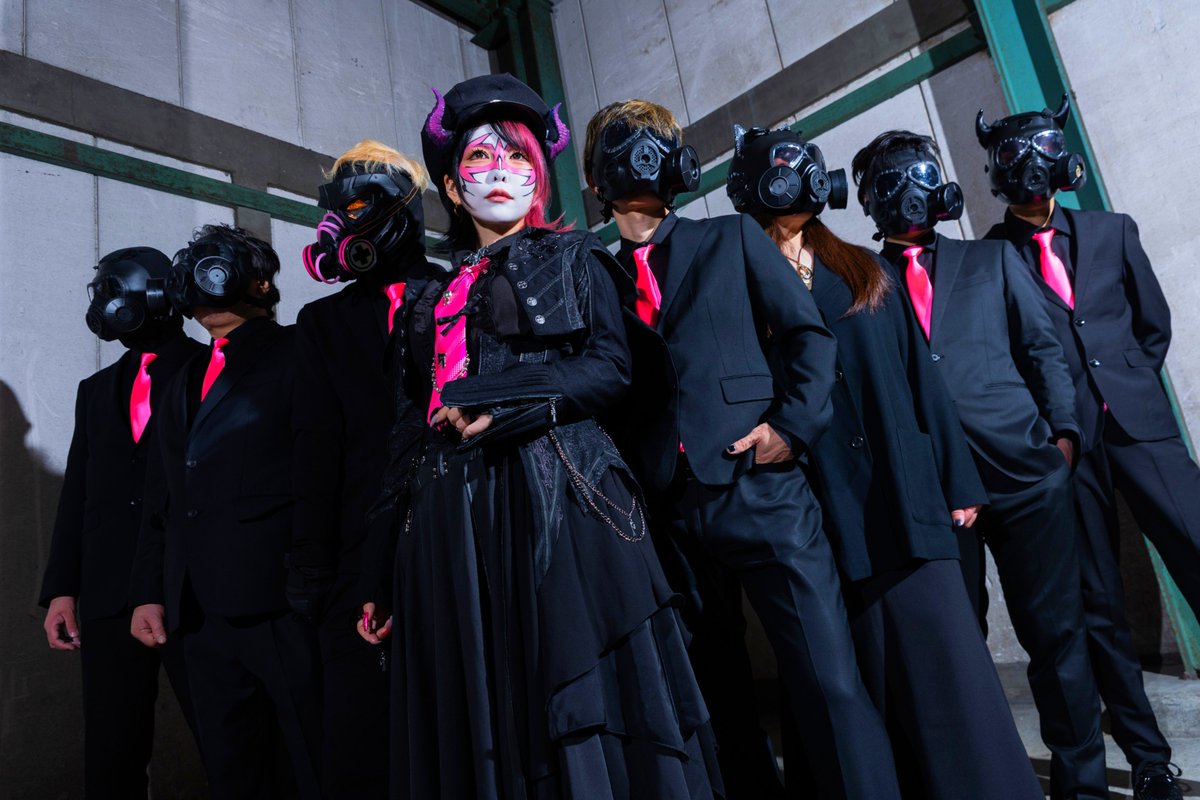 usamiiin's tweet photo. あと6日後

“7体のガスマスク“と“一匹の悪魔“で構成されててｪ～…

"ニュー・レトロティックロック"という新ジャンルを掲げたｧ…

「幻燈パルピテーション」として…バンドデビュー！楽曲リリースし魔すｯ！！🎙️

いや～情報量が多いが！

バンドではPerolinaという名前で、世界に向けても布教していく予定である！！

バンドとしてはゼロからのスタートなので…どうか！何卒！！こちらのフォローもよろしくお願いいたし魔すｯ！！🧎↓↓

Perolina @USAMIPEROLINA

幻パル @genpal666