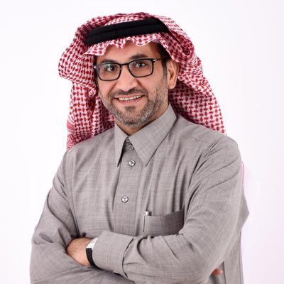 alotaibima's tweet photo. ناصر المجماج.. قامة أدبية تستحق أن تتحدث عنها المنابر @Nasser_Almejmaj 

عندما يُستعرض تاريخ الأدب والثقافة في الجزيرة العربية، تتزاحم أسماء كثيرة تركت بصماتها في مسيرة الفكر والأدب، غير أن هناك شخصيات استثنائية تجاوز عطاؤها حدود الإبداع إلى صناعة المعرفة وحفظ التراث وتوثيق الهوية، ومن أبرز هذه القامات الأديب والشاعر والباحث الأستاذ ناصر المجماج.

لقد أمضى المجماج عشرات السنين في رحلة علمية وثقافية ثرية، متنقلاً بين الأدب والشعر والتراث والتاريخ، جامعًا المادة العلمية من مصادرها، وباحثًا في تفاصيلها، وموثقًا لها بأمانة علمية ومصداقية عالية، حتى أصبح مرجعًا موثوقًا لكل من يبحث عن المعرفة الأصيلة المتعلقة بالأدب والتراث العربي.

ولم يكن عطاؤه مقتصرًا على كتابة القصيدة أو تأليف الكتب، بل امتد إلى خدمة الثقافة العربية، والمحافظة على الموروث الشعبي، ونقله للأجيال بصورة دقيقة بعيدة عن المبالغة أو التحريف، وهو ما يجعل من تجربته مدرسة متكاملة في البحث والتوثيق والطرح الثقافي.

ورغم ما حققه من إنجازات علمية وأدبية، وما ناله من تقدير لدى المهتمين بالشأن الثقافي، إلا أنني أرى أن هذه القامة الوطنية تستحق حضورًا أكبر في المشهد الثقافي والإعلامي. فمن الواجب على المؤسسات الثقافية، والجامعات، والهيئات المعنية، والمنتديات الأدبية، ووسائل الإعلام، أن تستثمر هذا الإرث الفكري، وأن تتيح للأجيال فرصة الاستفادة من خبراته وتجربته الثرية.

إن الأمم التي تحترم ثقافتها لا تنتظر رحيل رموزها حتى تحتفي بهم، بل تجعل منهم منارات حية، تنقل خبراتهم إلى الشباب، وتستثمر معارفهم في بناء الوعي وتعزيز الهوية الوطنية. والأستاذ ناصر المجماج واحد من تلك الكنوز الفكرية التي تستحق ان تُوثَّق سيرتها، وأن يُفتح لها المجال لإثراء الساحة الثقافية بما تختزنه من علم وتجربة.

وستبقى سيرته مثالًا للأديب الذي جمع بين الإبداع، والبحث، والتوثيق، والوفاء لتراث وطنه وأمته.