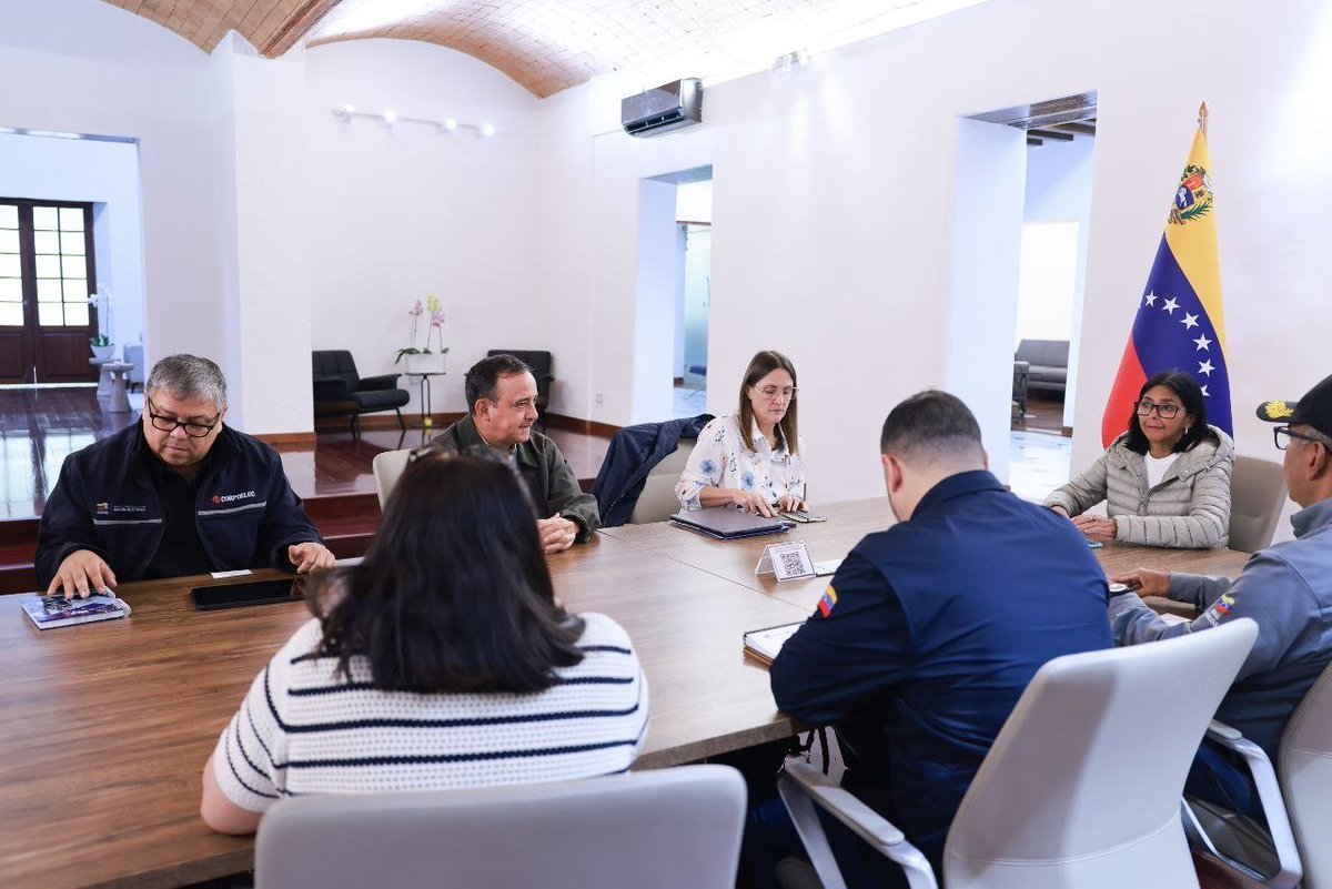 secodena's tweet photo. ✅#SeguridadDeLaNación || La Presidenta (E) Delcy Rodríguez encabezó una reunión de trabajo con las autoridades del Estado Mayor Eléctrico para evaluar el sistema eléctrico nacional. 

@delcyrodriguezv
@capitanescalonajuan
@Ornelas. Ferreira https://t.co/6N0GaqzgTX