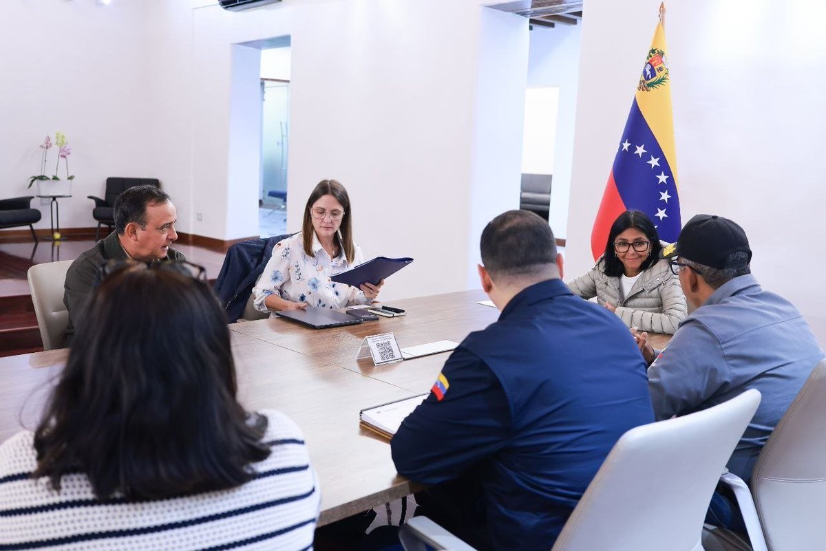 secodena's tweet photo. ✅#SeguridadDeLaNación || La Presidenta (E) Delcy Rodríguez encabezó una reunión de trabajo con las autoridades del Estado Mayor Eléctrico para evaluar el sistema eléctrico nacional. 

@delcyrodriguezv
@capitanescalonajuan
@Ornelas. Ferreira https://t.co/6N0GaqzgTX