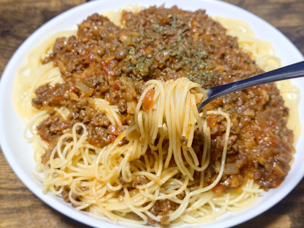 tamamon_1048's tweet photo. 晩御飯はミートソースパスタ作った👨‍🍳
材料は牛豚ミンチ▪️玉ねぎ▪️トマトホール缶▪️マッシュルーム▪️ケチャップ▪️ウスターソース▪️にんにくetc.
美味くできたので茹で前300gの麺があっという間に無いなった🤤
1週間頑張れば関東旅行だ😊
台風次第だけど🫣
 #熊本  #自炊  #パスタ  #ミートソースパスタ https://t.co/IU9P0zJVfk