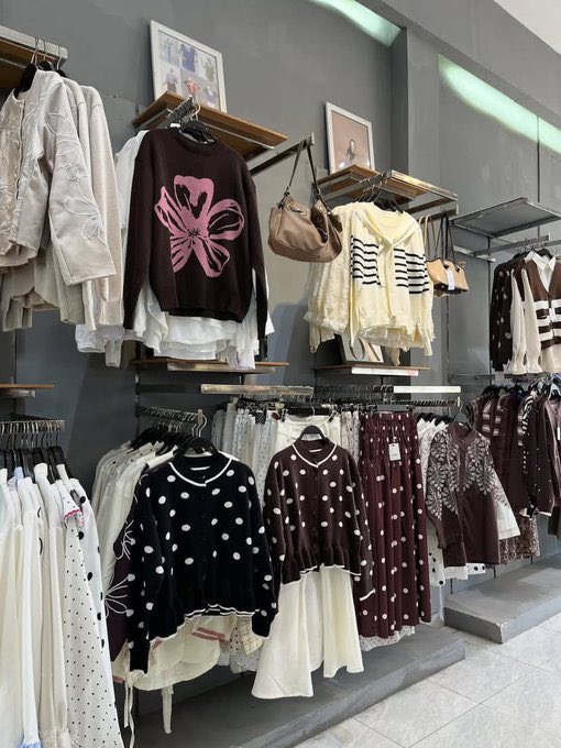 jungjless's tweet photo. Kalo ada yang lucu dan murah, kenapa harus yang mahal?😭👍🏻 Baju-baju di sini harganya affordable untuk gaji umr😭🫶🏻 https://t.co/h06nHvo4NQ