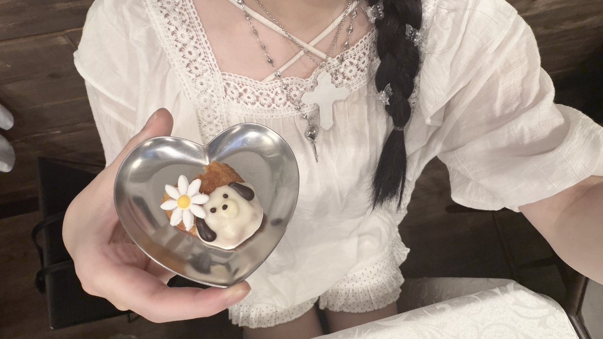 miaouz2's tweet photo. 髪に付けた蝶々、好評で嬉しかったの ♫

あほ毛を止めることも出来て、まとめ髪も華やかになるの！一石二鳥でおすすめです➰🤝🏻

\ おいぬのマドレーヌ /  υ∵υ◝੭ https://t.co/HFn25zdS4Q