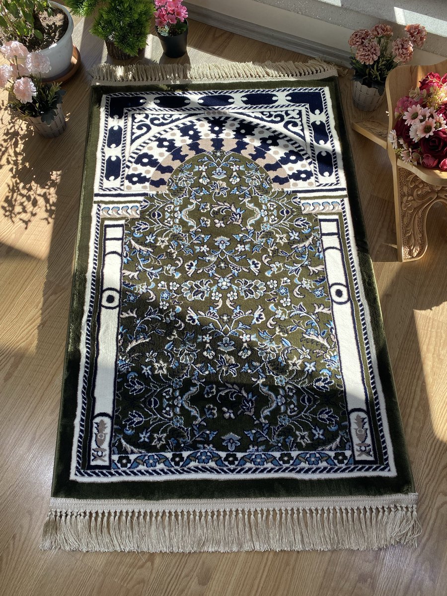 HadraDukkan's tweet photo. Mihrab-ı Nebi Desenli 14 mm Ravza Halı Seccade

Mescid-i Nebevî’de, Efendimiz’in (S.A.V.) namaz kıldırdığı mübarek noktada bulunan Mihrab-ı Nebi’nin motiflerinden ilham alınarak tasarlanmış özel bir seccadedir.

Detaylar için 👇🏻
https://t.co/UlNVFJpgU2 https://t.co/bPei4u999k