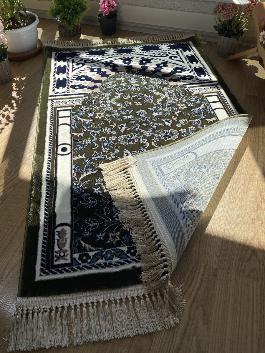 HadraDukkan's tweet photo. Mihrab-ı Nebi Desenli 14 mm Ravza Halı Seccade

Mescid-i Nebevî’de, Efendimiz’in (S.A.V.) namaz kıldırdığı mübarek noktada bulunan Mihrab-ı Nebi’nin motiflerinden ilham alınarak tasarlanmış özel bir seccadedir.

Detaylar için 👇🏻
https://t.co/UlNVFJpgU2 https://t.co/bPei4u999k