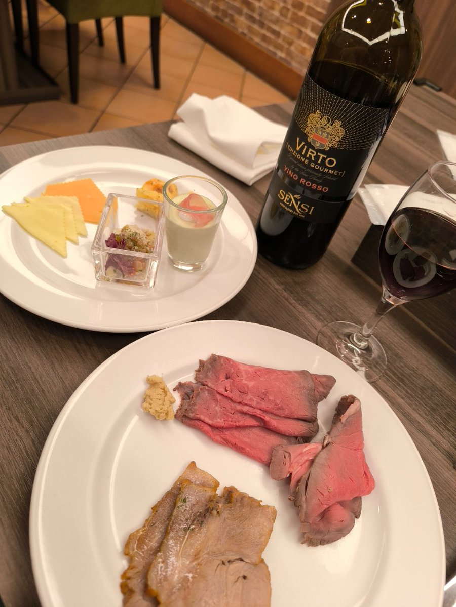 cyanya's tweet photo. インターナショナルガーデンホテル成田のAVANTIでディナー。プラン込みでお得にいただきましたー。安定のおいしさ!
目玉のスイカ、梨。桃まであってうれしい。今回は飲み放題をやめてボトル一本をじっくりたのしむ。 https://t.co/L5BfcLK95k