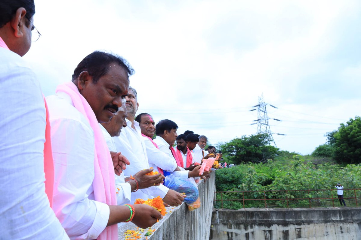 Koppulaeshwar1's tweet photo. ఎల్లంపల్లి నుంచి మిడ్ మానేరు వరకు నీళ్లు కేవలం 'గ్రావిటీ' ద్వారానే పోతున్నాయని కాంగ్రెస్ మంత్రులు చేసిన వ్యాఖ్యలు అబద్ధమని, అసలు నిజాలు తెలుపుటకు ఈ రోజు నంది మేడారం పంప్ హౌస్ పరిశీలించి, ప్రజలకు వివరించడం జరిగింది.
@BRSparty
@KTRBRS @BRSHarish @KCRBRSPresident @ https://t.co/QDqXJ6sKIo