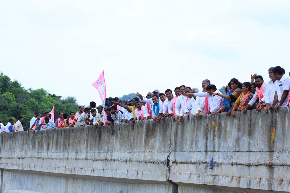 Koppulaeshwar1's tweet photo. ఎల్లంపల్లి నుంచి మిడ్ మానేరు వరకు నీళ్లు కేవలం 'గ్రావిటీ' ద్వారానే పోతున్నాయని కాంగ్రెస్ మంత్రులు చేసిన వ్యాఖ్యలు అబద్ధమని, అసలు నిజాలు తెలుపుటకు ఈ రోజు నంది మేడారం పంప్ హౌస్ పరిశీలించి, ప్రజలకు వివరించడం జరిగింది.
@BRSparty
@KTRBRS @BRSHarish @KCRBRSPresident @ https://t.co/QDqXJ6sKIo