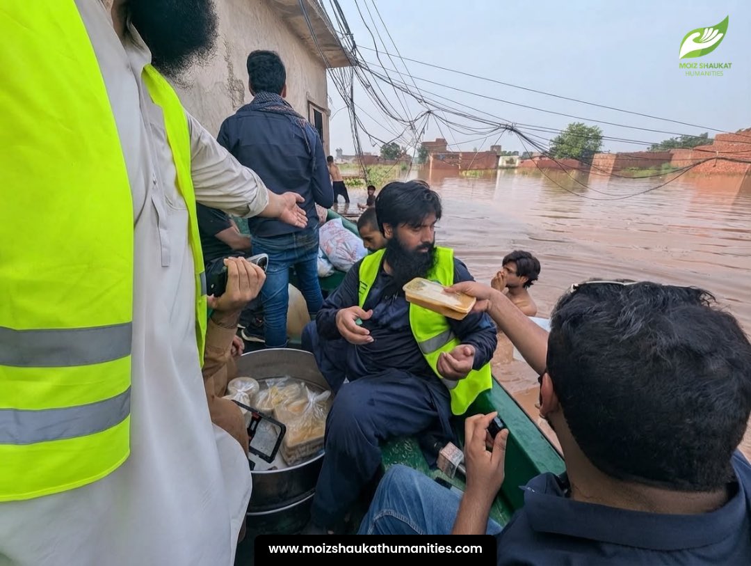 HumanitiesMoiz's tweet photo. Our on-ground volunteers are reaching families stranded by the floods in Pathan Colony, delivering hot cooked meals and clean drinking water by boat to those who need it most.

As the flood emergency continues, your support can help us reach more affected families with food, clean water, medicines, and other essential relief.

Please keep the flood victims in your prayers and donate generously. DM us for donation details.