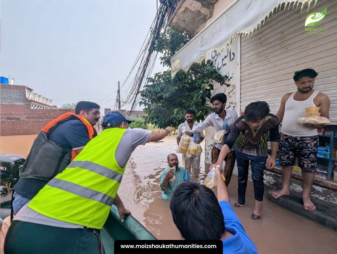 HumanitiesMoiz's tweet photo. Our on-ground volunteers are reaching families stranded by the floods in Pathan Colony, delivering hot cooked meals and clean drinking water by boat to those who need it most.

As the flood emergency continues, your support can help us reach more affected families with food, clean water, medicines, and other essential relief.

Please keep the flood victims in your prayers and donate generously. DM us for donation details.