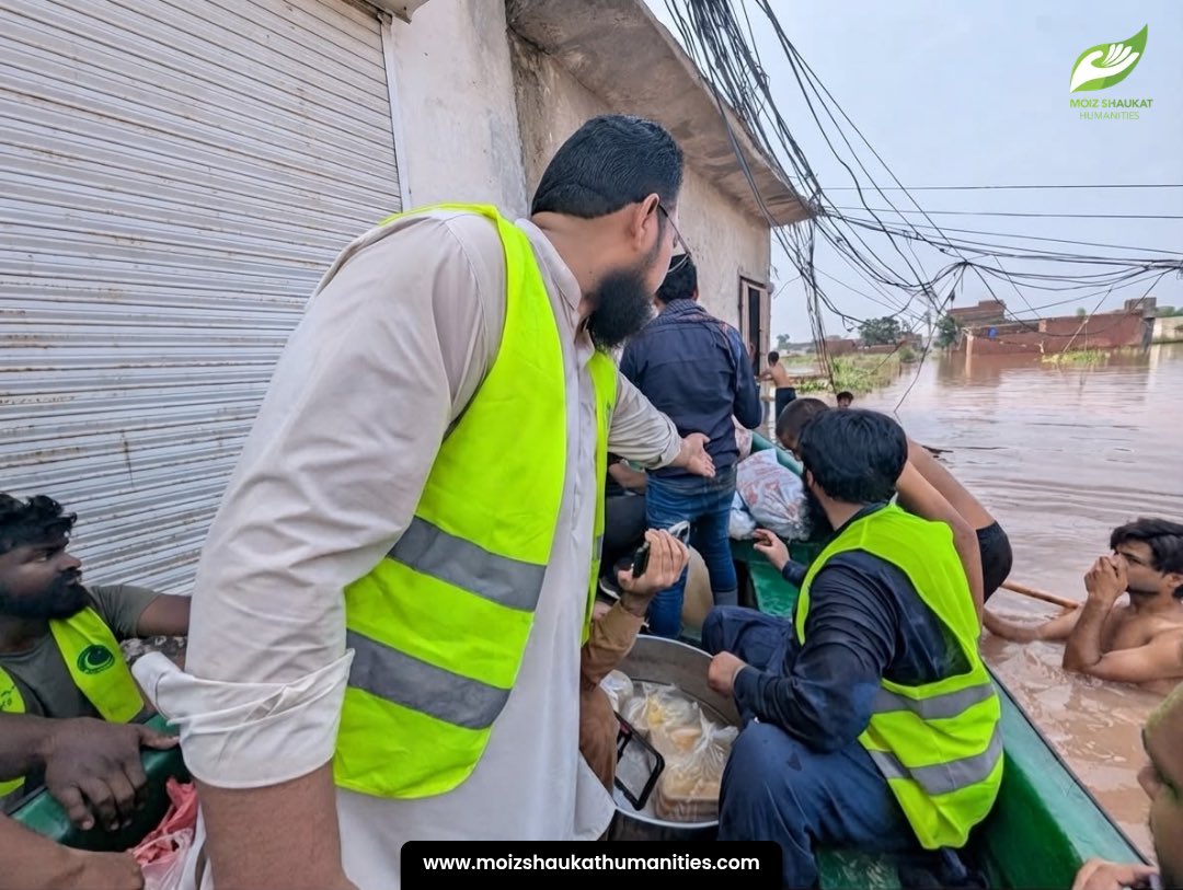 HumanitiesMoiz's tweet photo. Our on-ground volunteers are reaching families stranded by the floods in Pathan Colony, delivering hot cooked meals and clean drinking water by boat to those who need it most.

As the flood emergency continues, your support can help us reach more affected families with food, clean water, medicines, and other essential relief.

Please keep the flood victims in your prayers and donate generously. DM us for donation details.