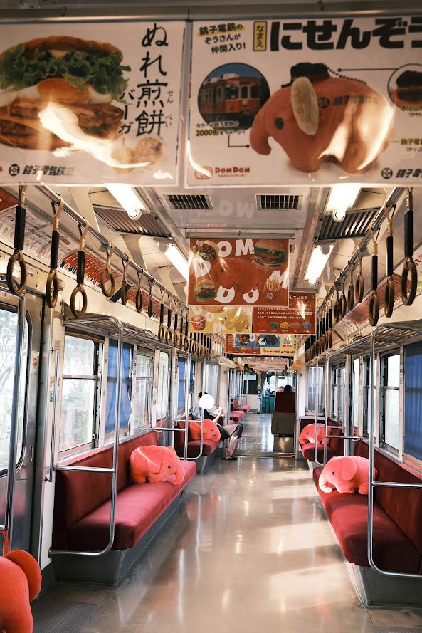 HANA_akesato's tweet photo. 期間限定のドムドム電車、可愛い…何度も乗りたくなる https://t.co/CguRuF4WUo