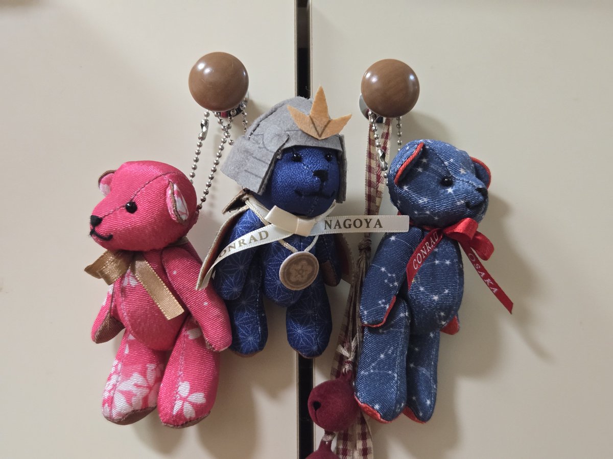 JAL_Shugyo's tweet photo. コンラッド名古屋ベア🧸ちゃんをお持ち帰りして、我が家のベアちゃんは3体に‼️
オマケのコンラッドマニラ牛🐮⁉️ https://t.co/fFn7wt0ex9