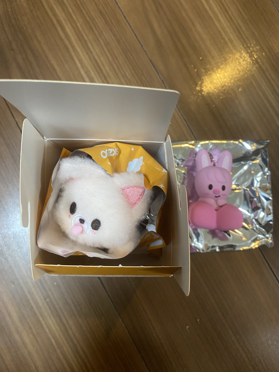 aaa1463058's tweet photo. 【交換】StrayKids スキズ RUN IT ソウルコン オンラインクリッカーキーリング WIND-UP PLUSH SKZOO

譲：
クリッカー　🐖🐇 
WIND-UP 🦊

求：
クリッカー　🐿️以外
WIND-UP 🐰以外

被った分を交換しようとしております🙇‍♀️
都内手渡し交換希望です🙇‍♀️ https://t.co/mghI6fDujw