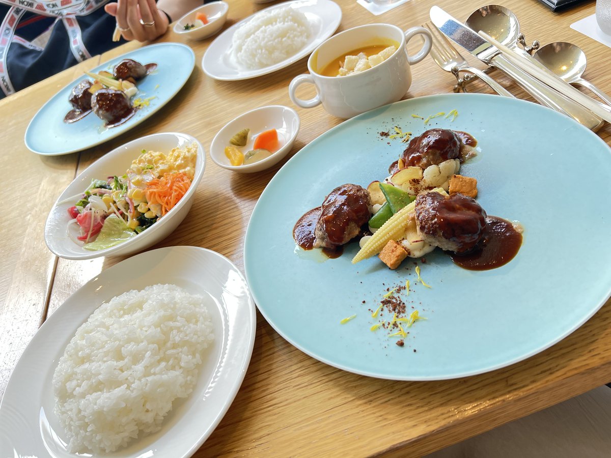 kjiwonbbb_emi's tweet photo. 3年ぶり？4年ぶり？いつぶり？ってくらい久しぶりのiKON！！
楽しめるかちょっと不安やったけど、iKONの曲はもはやDNAに刻まれているようでめっちゃ飛びまくって掛け声して楽しかった😂😂
客降りではユニョンから確定ペンサで見てるぞポーズいただきましたありがとうございます🙇‍♀️w https://t.co/sSxGTspqik