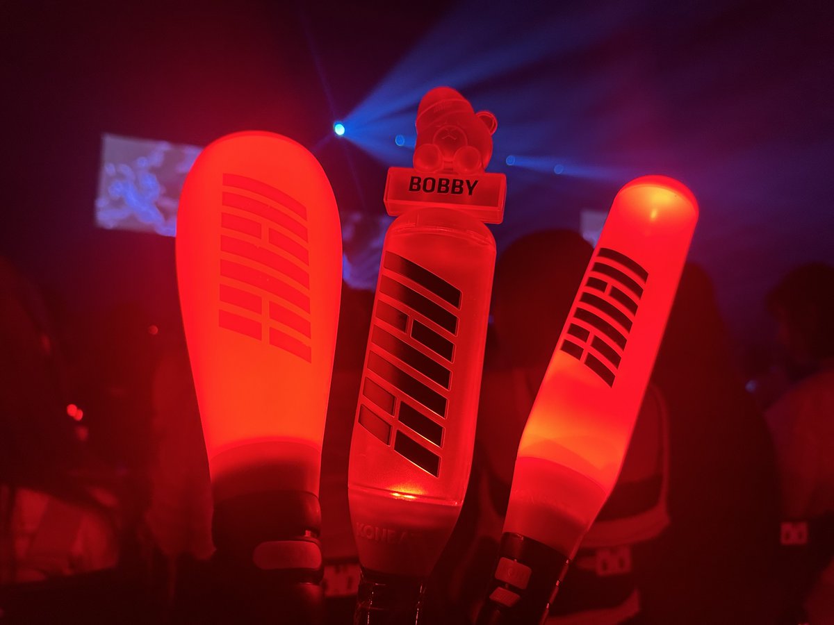 kjiwonbbb_emi's tweet photo. 3年ぶり？4年ぶり？いつぶり？ってくらい久しぶりのiKON！！
楽しめるかちょっと不安やったけど、iKONの曲はもはやDNAに刻まれているようでめっちゃ飛びまくって掛け声して楽しかった😂😂
客降りではユニョンから確定ペンサで見てるぞポーズいただきましたありがとうございます🙇‍♀️w https://t.co/sSxGTspqik