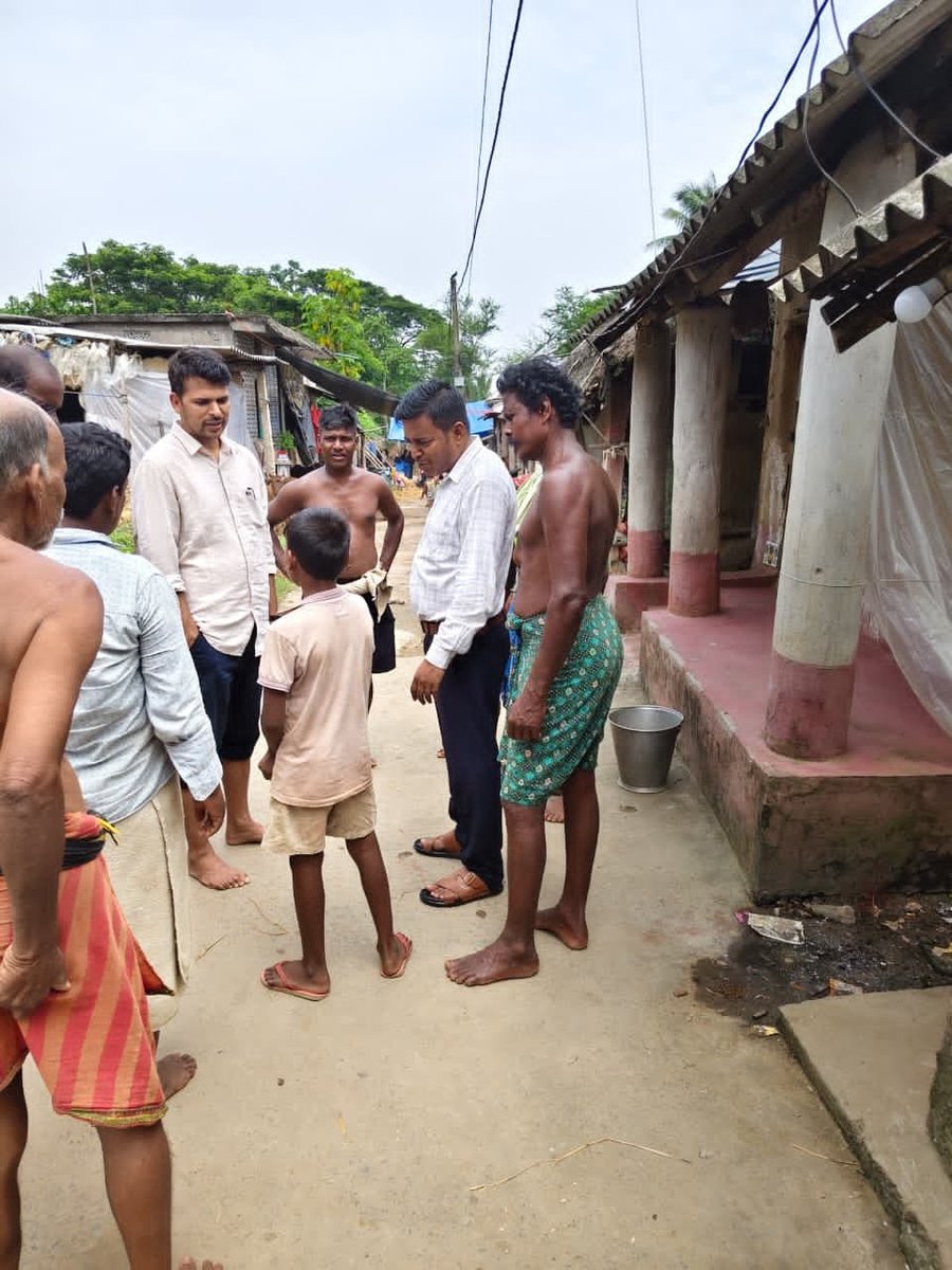 DM_Bhadrak's tweet photo. ଜିଲ୍ଲାପାଳ,ଭଦ୍ରକ ତିହିଡି଼ ବ୍ଳକ ବାରସର ଗ୍ରାମପଞ୍ଚାୟତ ବନ୍ୟା ପ୍ରଭାବିତ ବିଭିନ୍ନ ଗାଆଁକୁ ଦୁଇଚକିଆ ଗାଡ଼ିରେ ଗସ୍ତକରି ରିଲିଫ୍ ବଣ୍ଟନ ଏବଂ ଉଦ୍ଧାର କାର୍ଯ୍ୟ ତଦାରଖ କରିବା ସହିତ ଗ୍ରାମବାସୀଙ୍କ ସହିତ ଆଲୋଚନା କରିଥିଲେ।ଆଶ୍ରୟସ୍ଥଳରେ ରନ୍ଧା ଖାଦ୍ୟର ଗୁଣବତ୍ତା ତଦାରଖ କରିଥିଲେ। https://t.co/Dn9eQjylo2