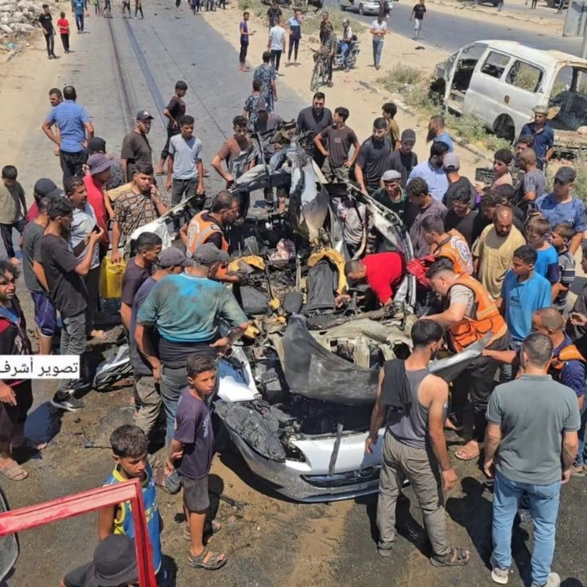 AnasAlSharif0's tweet photo. #عاجل: استشهاد الشقيقين حازم ومحمد عطية جبر جراء استهداف طائرات الاحتلال مركبة مدنية على شارع صلاح الدين في دير البلح وسط قطاع غزة https://t.co/P67RHjh2Ht