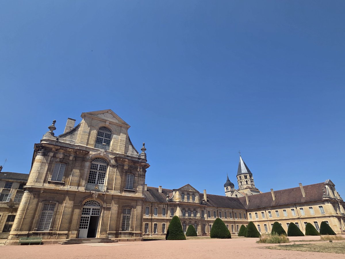fabricehodecent's tweet photo. Allez, on se fait une abbaye mythique pour la route !
#Cluny https://t.co/pgFXlZTbr5