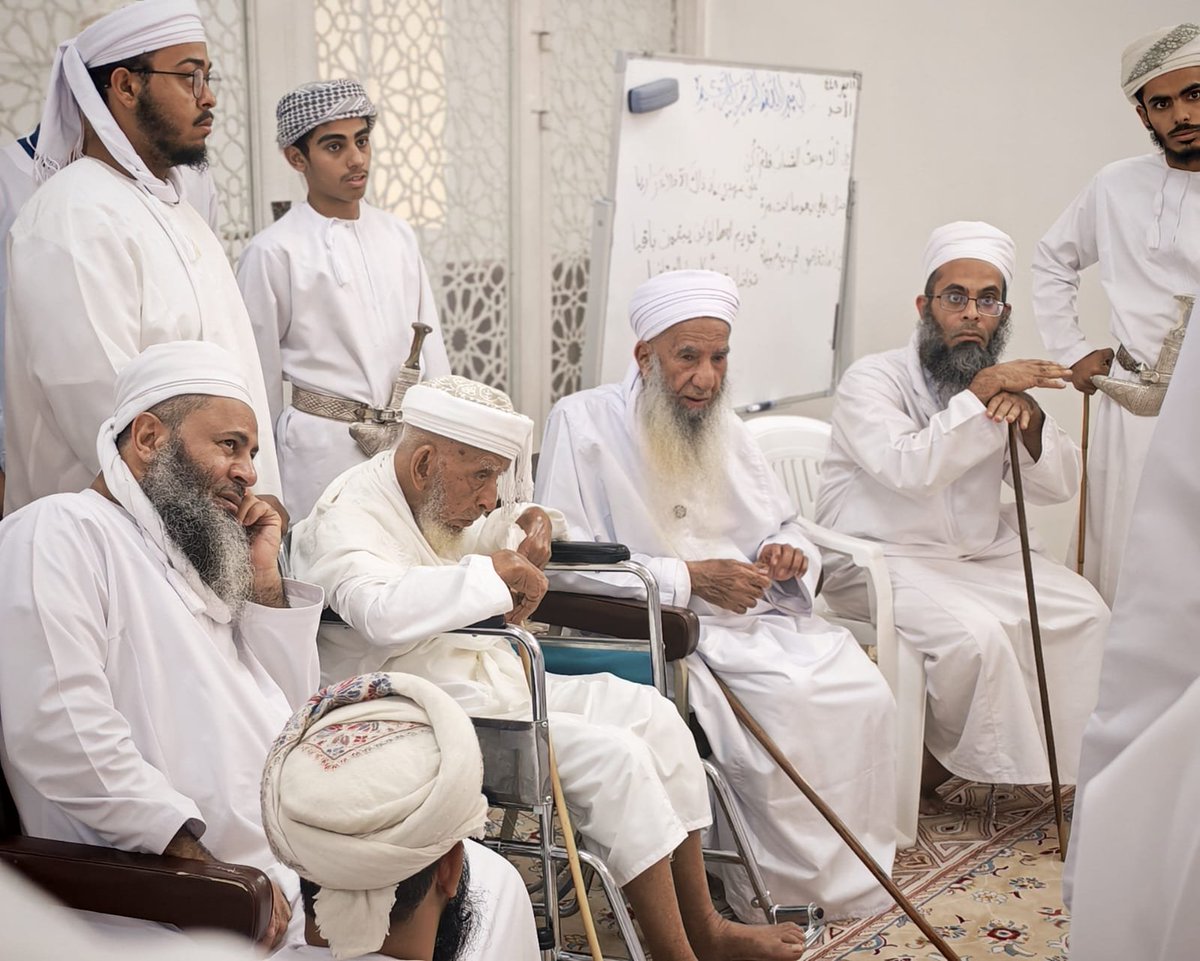 alsaidi904's tweet photo. مشهدٌ يجسد أصالة السند وبركة العلم حين يتوارثه الرجال جيلا بعد جيل.
زيارةٌ فريدةٌ من نوعها، اجتمع فيها الشيخ القاضي حمود بن عبدالله الراشدي، وتلميذه الشيخ المربي حمود بن حميد الصوافي، في رحاب حلقات جامع سناو. https://t.co/o1sHXyDOFG