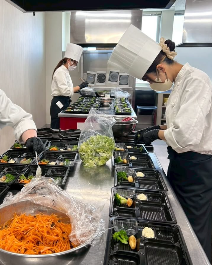 FSG52330108's tweet photo. 🍱シェフ学科2年生のお弁当販売会！
洋食弁当と和風中華弁当を販売し、大盛況のうちに完売✨
学生たちが心を込めて作ったお弁当は、多くの学生・教職員の皆さまに喜んでいただきました😊
ご購入いただいた皆さま、ありがとうございました！
#FSGカレッジリーグ #ビーエフ #シェフ学科 #お弁当販売会 https://t.co/DME7WC2CaY