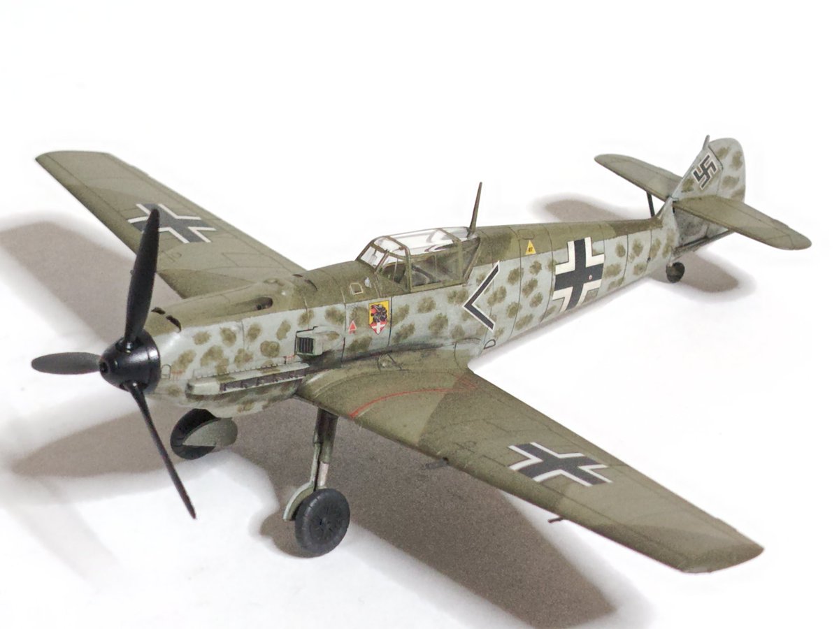 dabababoguja's tweet photo. タミヤ1/72 Bf109E-3を作りました！

今回塗装全てを水性筆塗りでチャレンジしてみました
調色時は不思議な色だと感じましたが、いざ塗ってみるとなかなかシブい🛩️
E-4/7も並べたい https://t.co/RYsDryT447