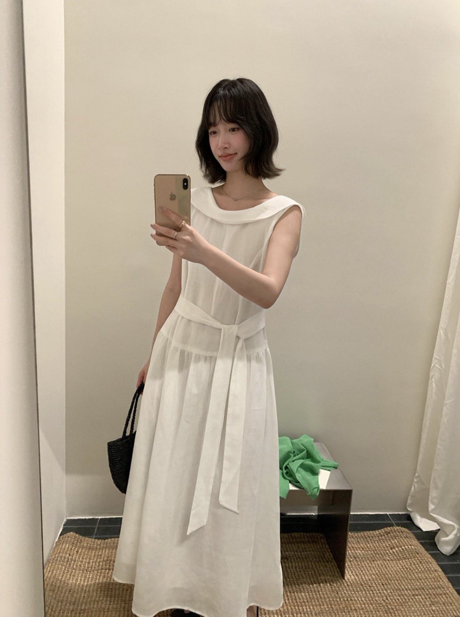 SaleOnul's tweet photo. https://t.co/dBk8EsEqom

카라가 귀엽지만
등이 훅 파였고
맥시 기장이 맘에 들어요￼ https://t.co/QtRCuF7dzZ