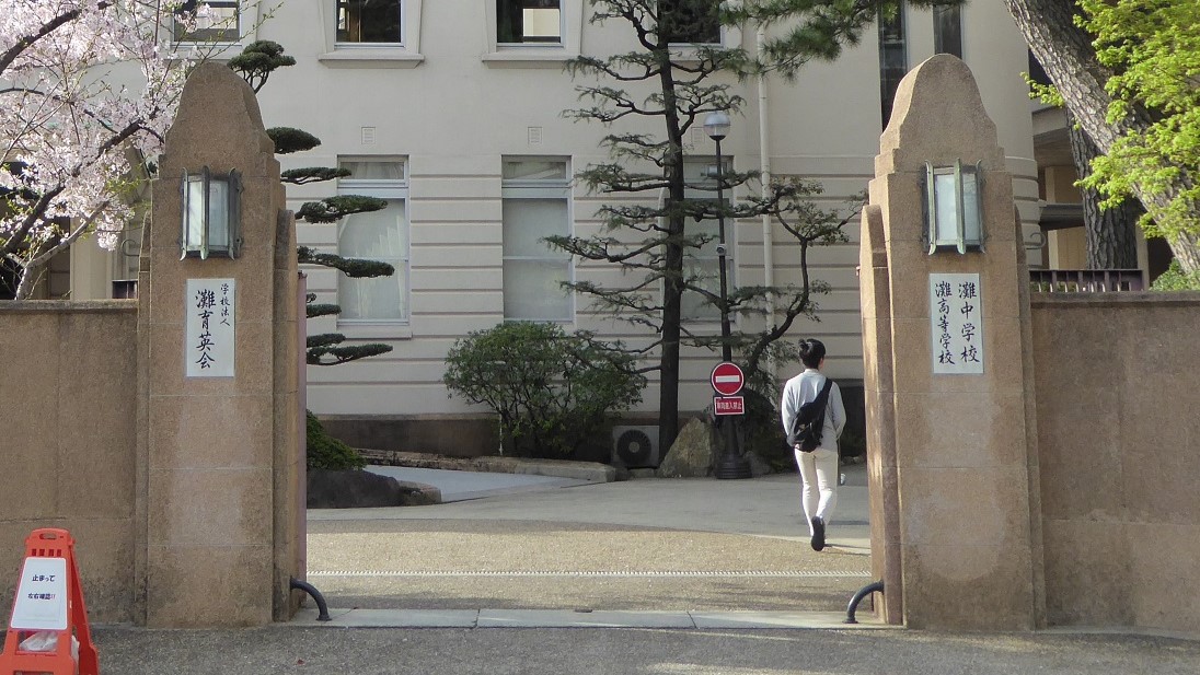 KIMUTATSU129's tweet photo. 【質問への回答】
 Q. 授業がうまい先生とは、どんな先生でしょうか。なかなかうまくいかず、苦慮しています。（若い先生から）

【回答】
生徒に家に帰ってからもっと勉強したいという気にさせる授業をする先生だ、と僕は思っています。

授業はたかだか50分が週に数コマあるだけです。これだけでは成績は上がりません。塾に行ったところで、それが１コマ２コマ増えるだけです。生徒が自分で「もっと知りたい」「もう少し調べてみよう」「もう一問解いてみよう」と思える授業ができる先生が「授業がうまい先生」です。

暗唱は大事だと伝えるより、授業中に何十回と音読して暗記の効果を実感させる。「授業前より確かに聞き取れる！」を体感させる。授業が終わったあと、生徒が自分から本を開きたくなる。そんな授業が理想だと思っています。うまくいかないことも多いですが、こういうことを心掛けているかどうかで生徒への指示も変わりますからね。「復習してきてください」という声かけにはまったく意味がありません。「復習したら今よりもっと伸びるよ」と授業の最後に言える、そして生徒たちも自分でそう思える、そんな授業がいい授業だと思います。