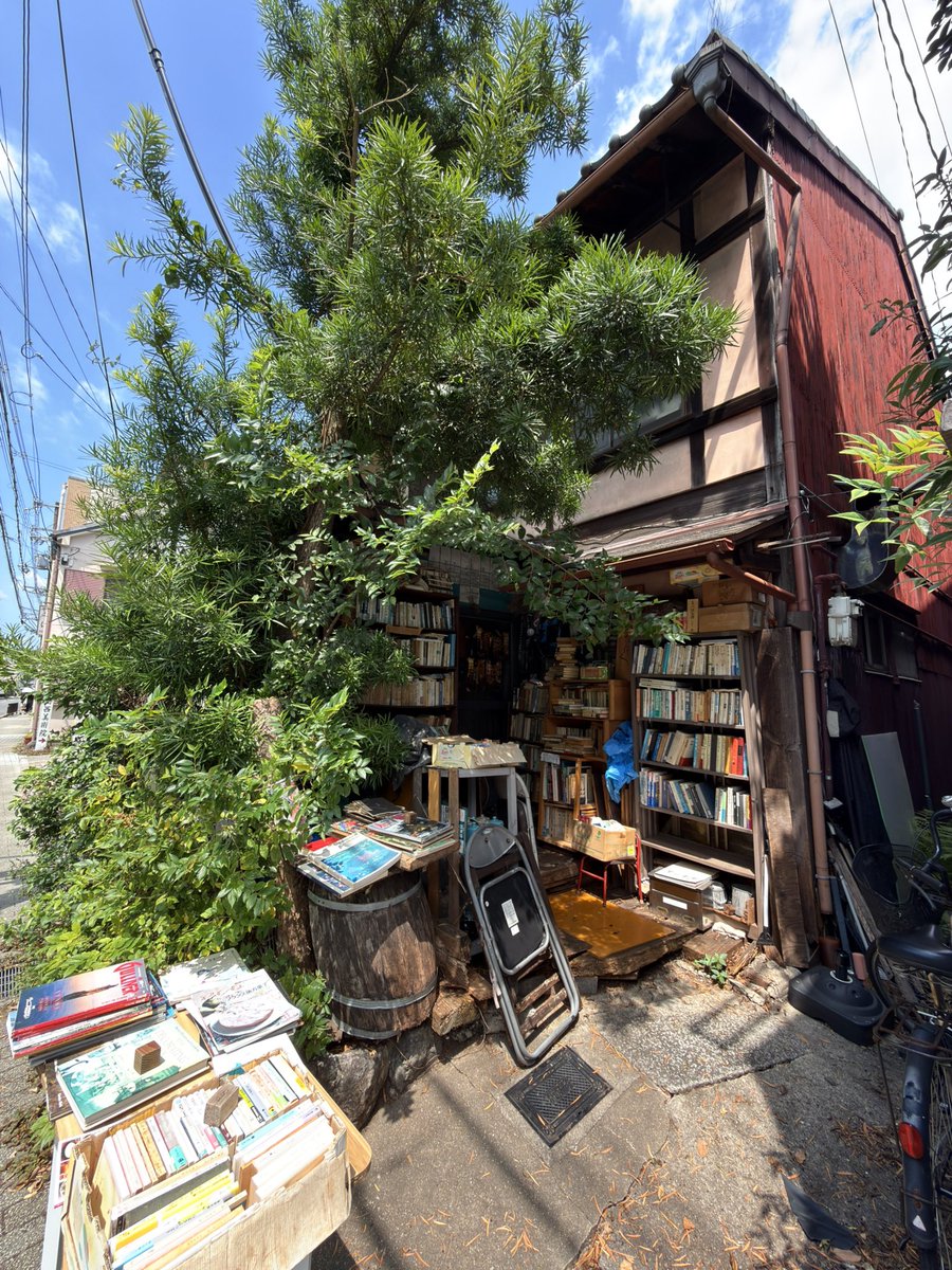 peonymaru's tweet photo. 平安神宮東側にある思わず足を止めて見てしまう古本屋さん https://t.co/kPzu3Piio4