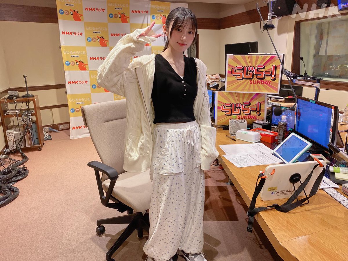 nhk_radirer's tweet photo. ⋱🩷 #川﨑桜 ちゃん💚⋰
👗#らじらーファッションチェック 👗

冨里「白いパンツにちいさいお花が！ダボッとしたパーカーもかわいい！白でいいね！可愛い！」
さくたん「花柄です！」

🌸『NHK ONE らじる★らじる』🌸
https://t.co/MeQrQ0t6WY 
#乃木坂46 https://t.co/pLOaQZuho0