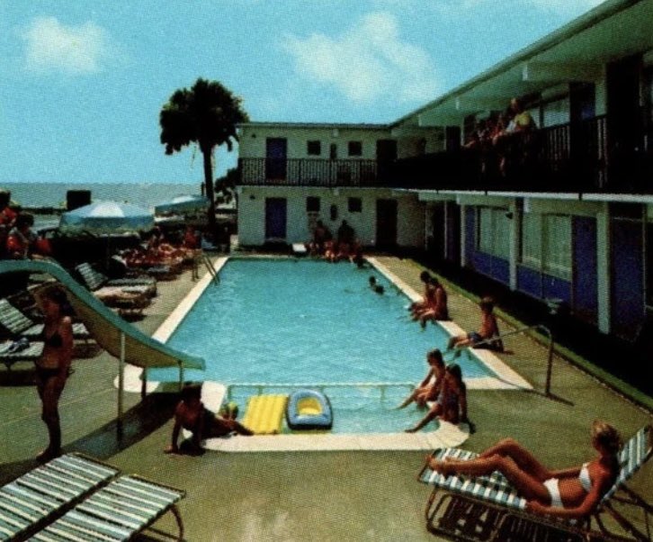 mbbackthen's tweet photo. We’re at 2801 S Ocean Blvd for this 1970’s view from the pool at the Sea Hawk Motel.
#SundayFunday #1970s #MyrtleBeach #SouthCarolina #GrandStrand #summer #beach #ocean #family #vacation #hospitality #motel #travel #tourism #pool #retro #vintage #view #wayback #GoodTimes #fun https://t.co/XpevTaV6JS