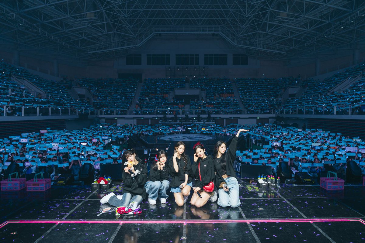 stway929's tweet photo. 저번 콘서트사진 보다가 발견한.. 주황색 슬로건 저에요ㅎ https://t.co/y37JPvN7JJ