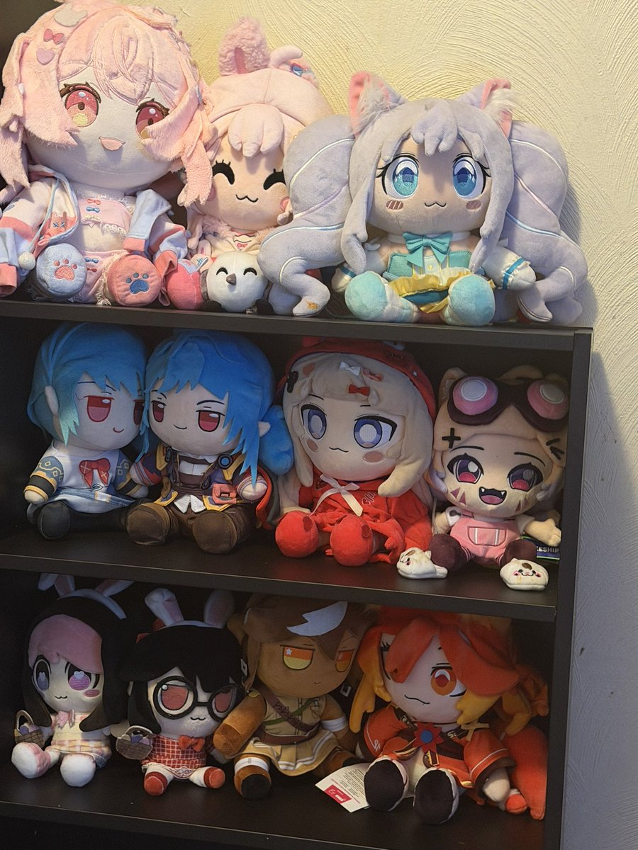 WhoTheEffIsDJ's tweet photo. I'm still organizing a lot of my stuff since I finally got a couple of shelves to put things on, given my small room. There’s not much space to work with, so I hope these help me stay organized. Anyway, enjoy the pushes that I own. 
#kirschepop
#capippalist 
#shondophrenic
#smuggler