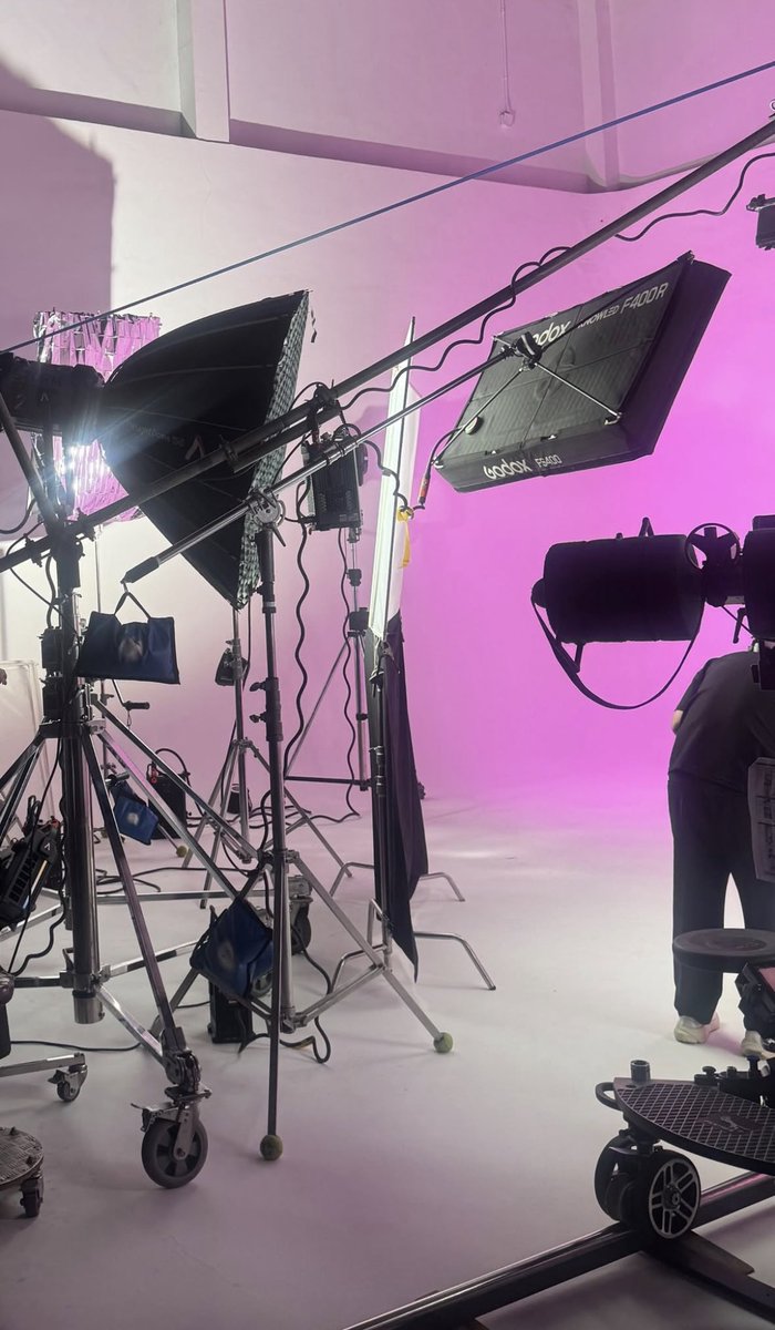 yanwnr's tweet photo. น้องเอสถ่ายงานกับแสงสีชมพูขนาดนี้ ขอแม่คิดแปปว่ามีแบรนด์อะไรบ้างน้า 🩷🩷

#est_rvp https://t.co/hNawhToyKh
