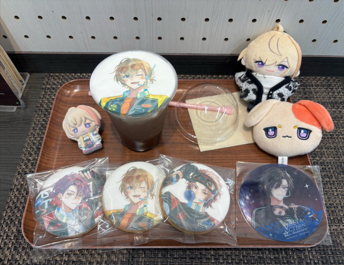 jun_1010's tweet photo. 4周年グラッテとかき氷
せっかくアクスタ持って行ったのにグラッテで出し忘れるという失態 https://t.co/Yitq3ryqmO