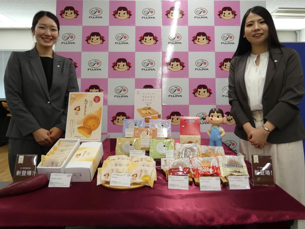 shokuhinet's tweet photo. 不二家は不二家洋菓子店で新焼菓子シリーズを8月1日に発売開始した。

　新焼菓子は、既存焼菓子約20品のうち一部商品との差し換えで計12品をラインアップ。
　内訳は8月1日発売のタルト6品とクッキー5品に加えて、8月7日に新発売する「ひだまりペコちゃん」の計12品。

　7月31日、プレス試食会で商品企画を担当した洋菓子事業本部営業本部マーケティング部営業推進課の三井咲良氏は「『不二家でしか、生まれないおいしさと。』をキャッチコピーに新焼菓子シリーズを立ち上げた」と語る。

　不二家らしさを詰め込む開発には約3か月を要した。12品の開発を手掛けた野木工場製品開発課の宗川彩子氏は「全て不二家洋菓子店以外のお店にはないものとなる。『ミルキー』をモチーフにしたものを食べたかったら不二家に来るしかない」と胸を張る。

　不二家では、菓子と洋菓子を別々に展開するのではなく、菓子の強みを洋菓子にも活かしていく方針を掲げている。

　この方針を具現化した「ミルキータルト」は、タルト生地に「ミルキー」風味のペーストと「ミルキー」と同じ北海道産れん乳を使用したフィリングを重ねて焼き上げた二層仕立てのタルト。

　これに対して「カントリーマアムタルト」は一層仕立てでタルト生地に細かく砕いた「カントリーマアム」風のクッキーを練り込み「カントリーマアム」の複雑な風味や味わいを忠実に再現したものとなる。

　渦巻き模様のソフトキャンディ「ノースキャロライナ」をイメージしたタルトも開発。そのほか、創業以来支持を得ている「モカケーキ」のタルトや、ソフトな食感を生まれ変わった「不二家 アーモンドタルト」を取り揃えている。

　新食感のタルトとしては、じゃがいもフレークを練り込んだタルト生地に、茨城県産紅あずまペーストを使用したフィリングを重ねて焼き上げた「あずまると」を発売している。

　クッキーは、しっとり食感の「ペコちゃんのクッキーシリーズ」として全5種類をラインアップしている。

　8月7日に新発売する「ひだまりペコちゃん」は、卵を多く使用した、はちみつが香る生地をふんわりと焼き上げたやさしい味わいのマドレーヌ。「1歳以上の小さなお子様のおやつとして安心してお召し上がりいただけるおやつ菓子」（三井氏）と述べる。 #不二家 #菓子 #洋菓子 #クッキー #カントリーマアム #タルト #ミルキー #ペコちゃんのクッキーシリーズ #焼菓子
