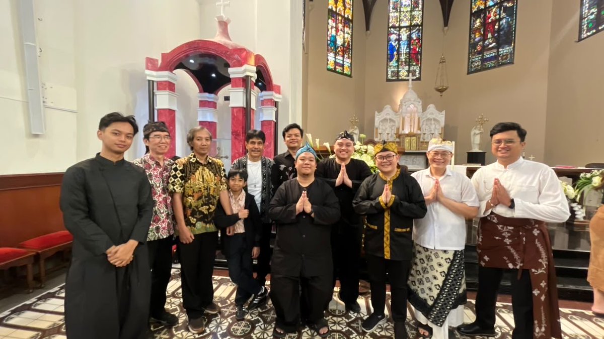 demanuangelix's tweet photo. Agak lebay tapi nanti klo aku pindah Jakarta aku bakal kangen om tante cici koko kakak Laudate 😮‍💨 (my penyemangat di semester 10) https://t.co/7CvnPLr4ue