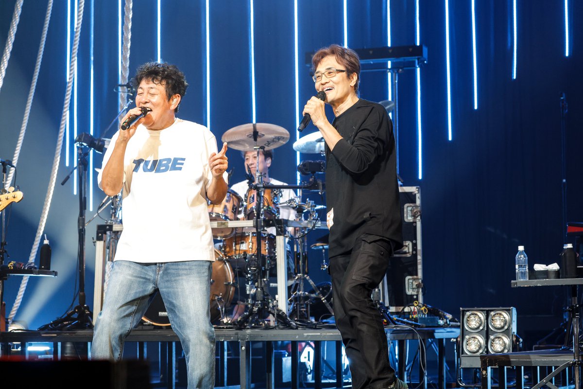 wowowfilms's tweet photo. 『劇場版 TUBE 40th Anniversary Live & Documentary ～40周年の航海記～』

【『劇場版TUBE』を観る前に知っておくべきトリビア④】
40周年だから実現したスペシャルセッション！
♪「シーズン・イン・ザ・サン」♪

今年で発売40周年を迎えた、1986年リリースの「シーズン・イン・ザ・サン」。
作曲を手掛けた織田哲郎さんが、全国ツアー東京国際フォーラム公演にサプライズ登場！
この日の出演は全く予定されておらず、急遽実現した一夜限りのスペシャルセッションとなりました。織田さんはバックステージパスを貼り付けたラフなスタイルで客席から登場し、モニターもないステージでボーカル＆タンバリンを披露。
劇場版では、その舞台裏にもカメラが潜入しています！

╭━━━━━━━━━━━━━━━━╮
🎬8/28(金) 全国劇場公開🍿
╰━ｖ━━━━━━━━━━━━━━╯

💻公式サイト
➡️https://t.co/SajRqUj1Zg

#TUBE
#劇場版TUBE