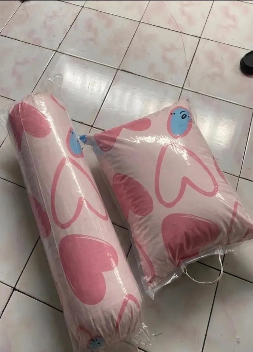sherinplrrv's tweet photo. GILA.. Mana ada satu set bantal guling gini harganya under 50k?? Ternyata ada!! 
Isi dakron lembut dan covernya katun adem super nyaman 😍😍 https://t.co/bQweaavDiu