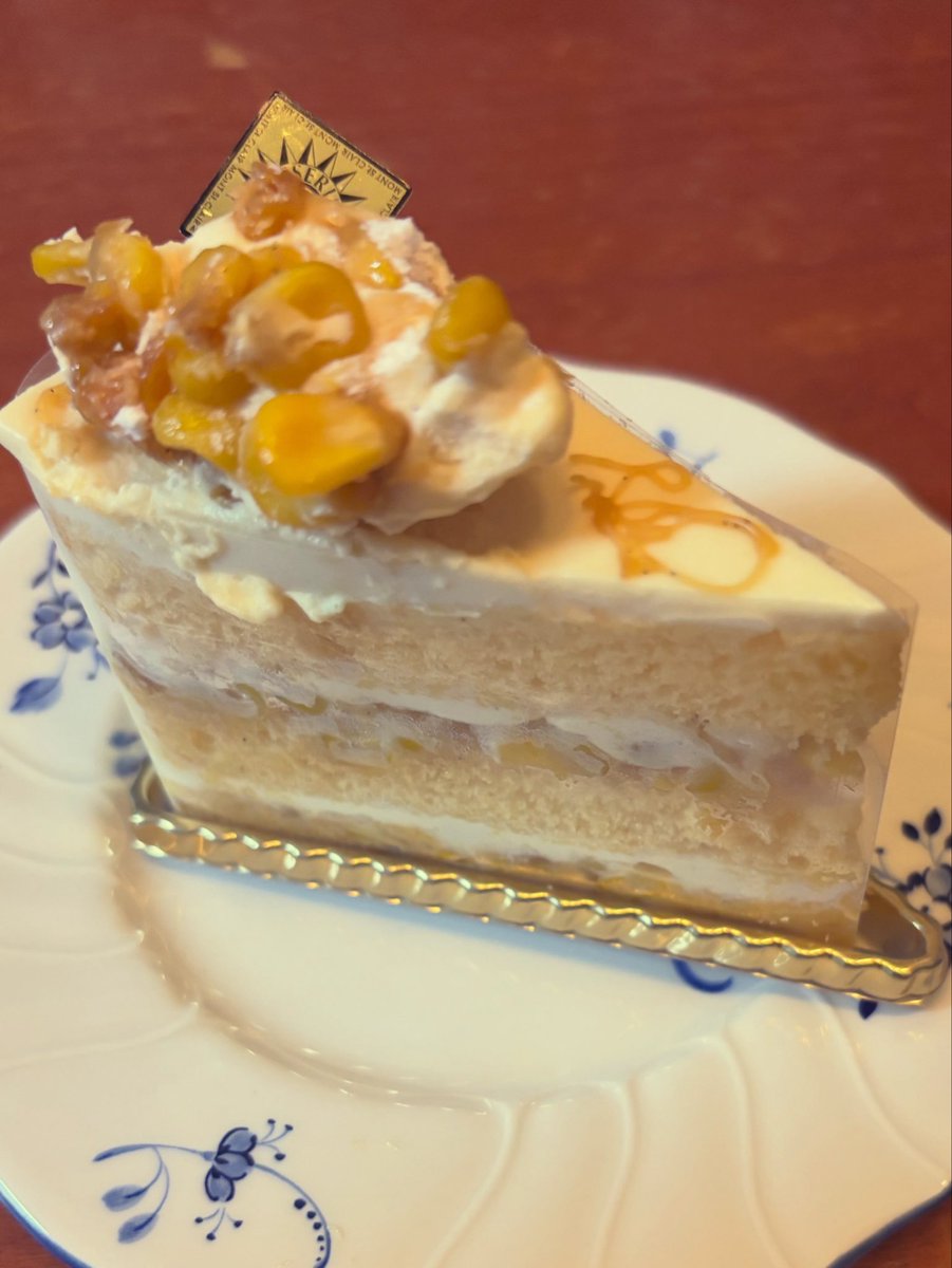 bonnoh_bozu's tweet photo. 明日息子がバイトなので、一日早く誕生日祝いをしてもらいました
茄子のミートグラタンとザジキにサーモンのマリネ入れたディップ、獅子唐の素揚げ
ケーキはかみさんが買ってきたモンサンクレールのとうもろこしのショートケーキ
美味しくいただきました
#moetetchandon
#patisseriemontstclair https://t.co/XaaHb0hYnk