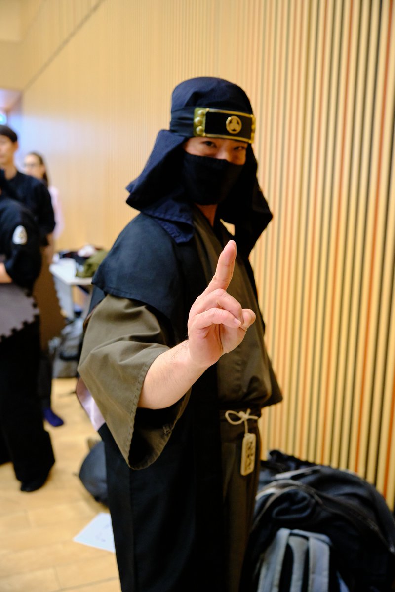 nin_gig's tweet photo. 【特別賞受賞者のご紹介】
今大会の特別賞を受賞されたのは、大会に出場されるたびに着実な成長を積み重ね、順位を上げ続けてこられた方です。競技大会では、どうしても他者との勝敗や順位に目が向きがちです。しかし、本当に価値のある勝利の一つに「昨日までの自分」を超え続けることもあるかもしれません。
一歩ずつ努力を積み重ね、その成果を結果として示された姿勢に敬意を表し、特別賞を贈呈いたしました。
おめでとうございます。#世界棒手裏剣競技大会