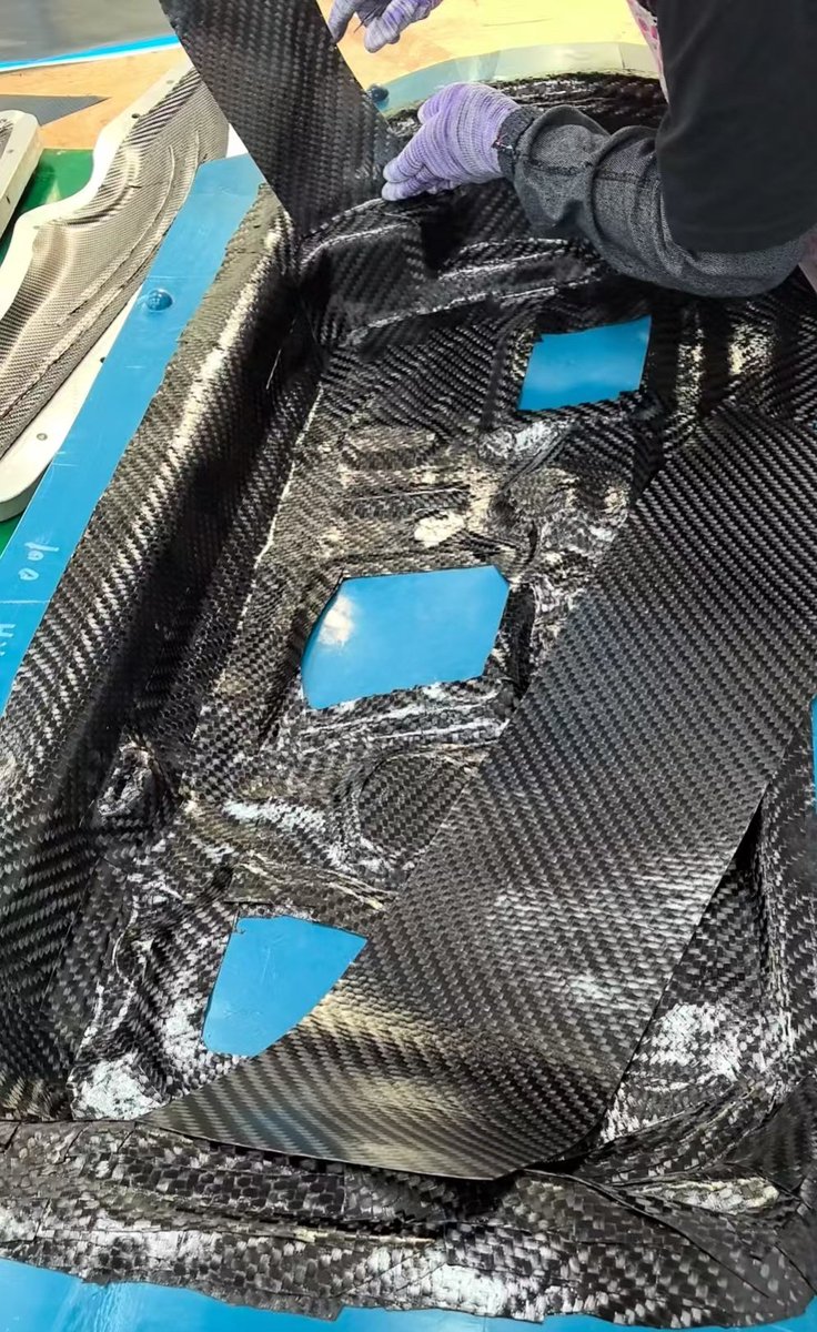 motorzooltd's tweet photo. NAロードスター用
ドライカーボンドア

第一号が近々完成予定
取り付けの確認などを行います。

プリプレグなので、正真正銘の
ドライカーボンであります。 https://t.co/WiahTv379s