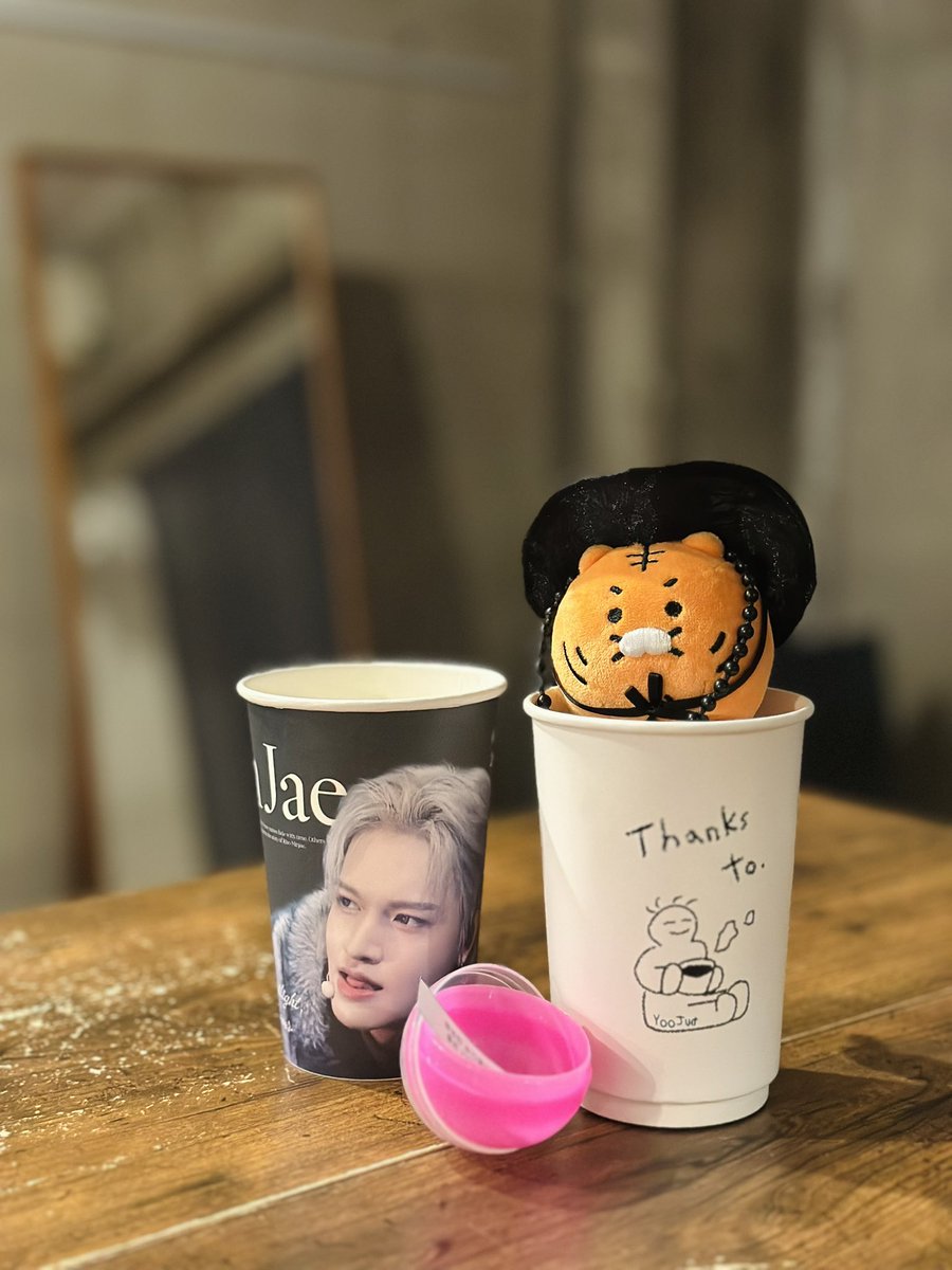 necc0_'s tweet photo. カップホルダー無事に持って帰って来れました🍀全部大切にします! https://t.co/atL9BWxAlm