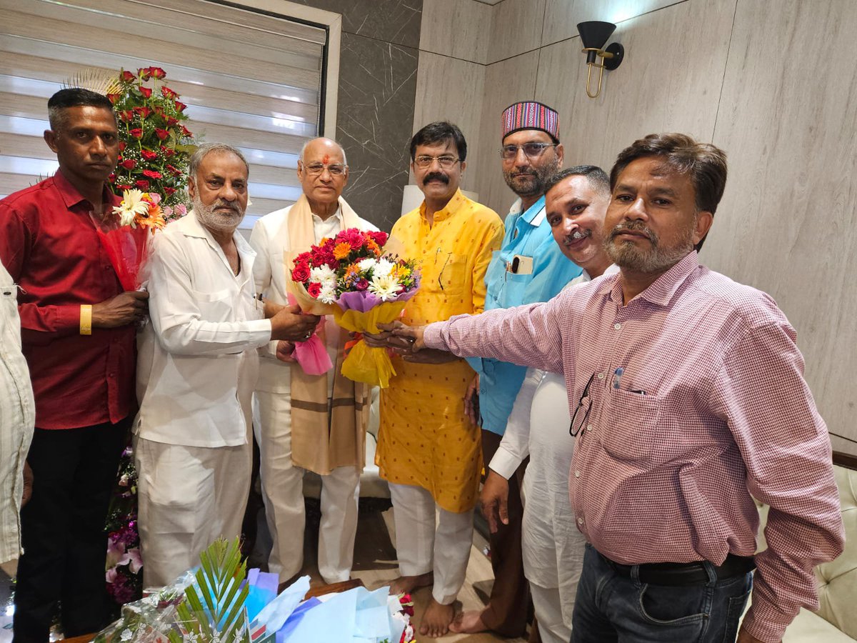 MakhmurK's tweet photo. भाजपा के वरिष्ठ नेता, त्रिपुरा, झारखंड एवं महाराष्ट्र के पूर्व राज्यपाल आदरणीय श्री रमेश बैस जी से आत्मीय भेंट कर उन्हें जन्मदिन की हार्दिक बधाई एवं शुभकामनाएं प्रेषित कीं।

आपके उत्तम स्वास्थ्य, सुदीर्घ एवं यशपूर्ण जीवन की कामना करता हूं।

#RameshBais https://t.co/SHFJOmSSPF