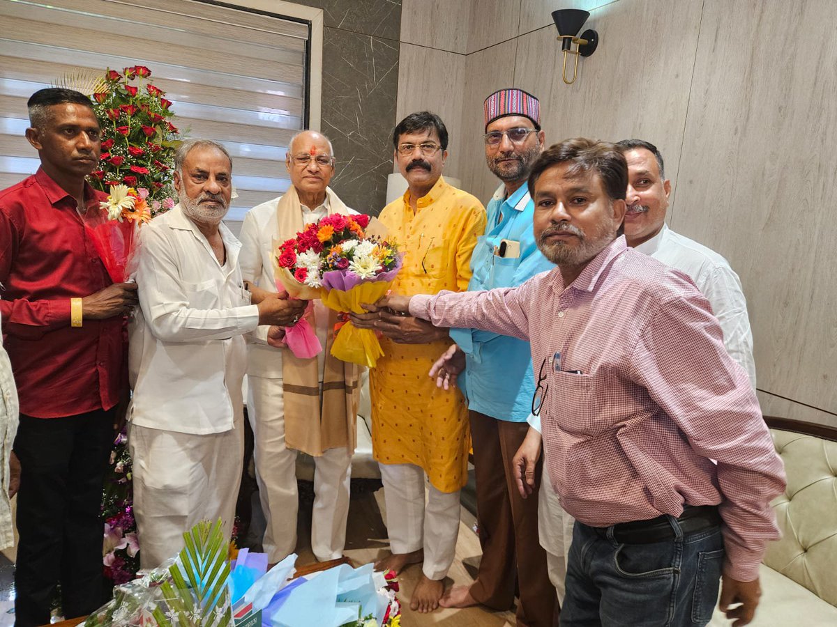 MakhmurK's tweet photo. भाजपा के वरिष्ठ नेता, त्रिपुरा, झारखंड एवं महाराष्ट्र के पूर्व राज्यपाल आदरणीय श्री रमेश बैस जी से आत्मीय भेंट कर उन्हें जन्मदिन की हार्दिक बधाई एवं शुभकामनाएं प्रेषित कीं।

आपके उत्तम स्वास्थ्य, सुदीर्घ एवं यशपूर्ण जीवन की कामना करता हूं।

#RameshBais https://t.co/SHFJOmSSPF