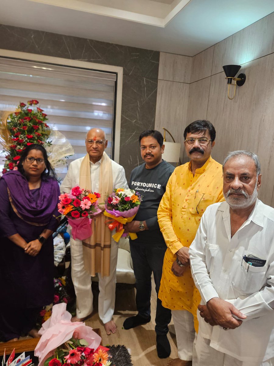 MakhmurK's tweet photo. भाजपा के वरिष्ठ नेता, त्रिपुरा, झारखंड एवं महाराष्ट्र के पूर्व राज्यपाल आदरणीय श्री रमेश बैस जी से आत्मीय भेंट कर उन्हें जन्मदिन की हार्दिक बधाई एवं शुभकामनाएं प्रेषित कीं।

आपके उत्तम स्वास्थ्य, सुदीर्घ एवं यशपूर्ण जीवन की कामना करता हूं।

#RameshBais https://t.co/SHFJOmSSPF